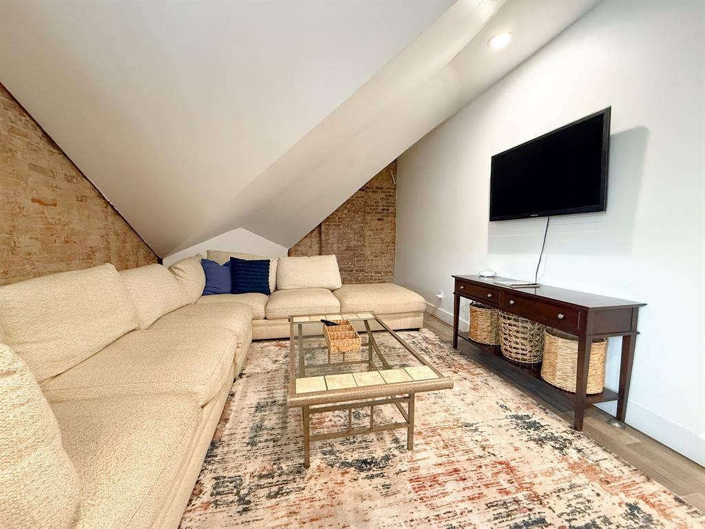 PRIVATE ROOM INSIDE MANSION