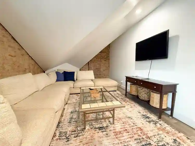 PRIVATE ROOM INSIDE MANSION