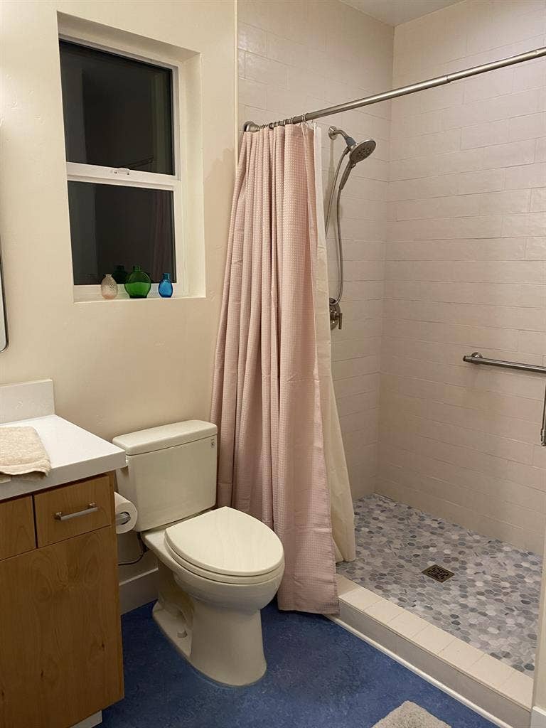 Furnished room in East Sacc State