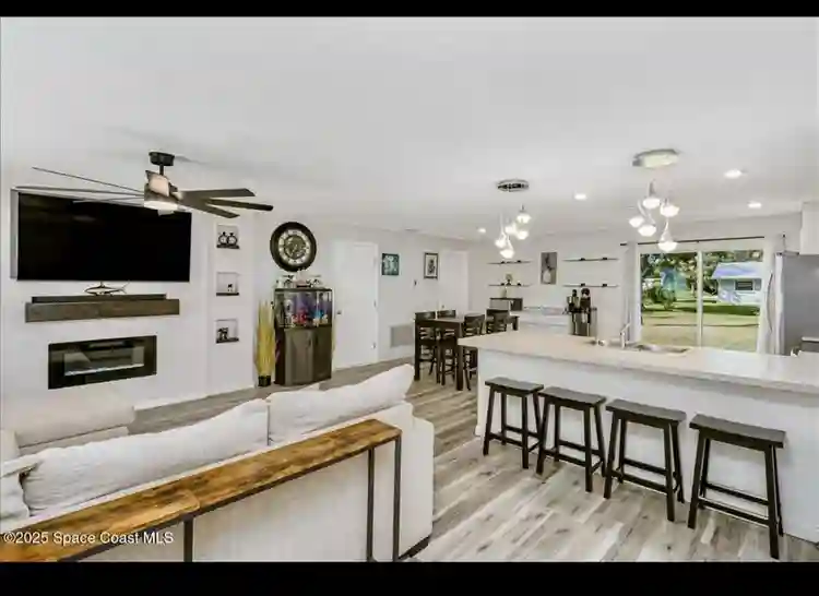 ROOM FOR RENT IN SEBASTIAN/ $900mth