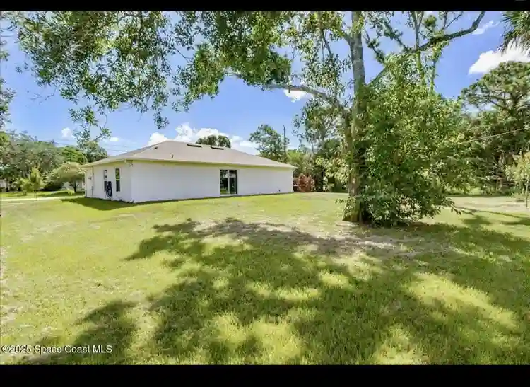 ROOM FOR RENT IN SEBASTIAN/ $900mth