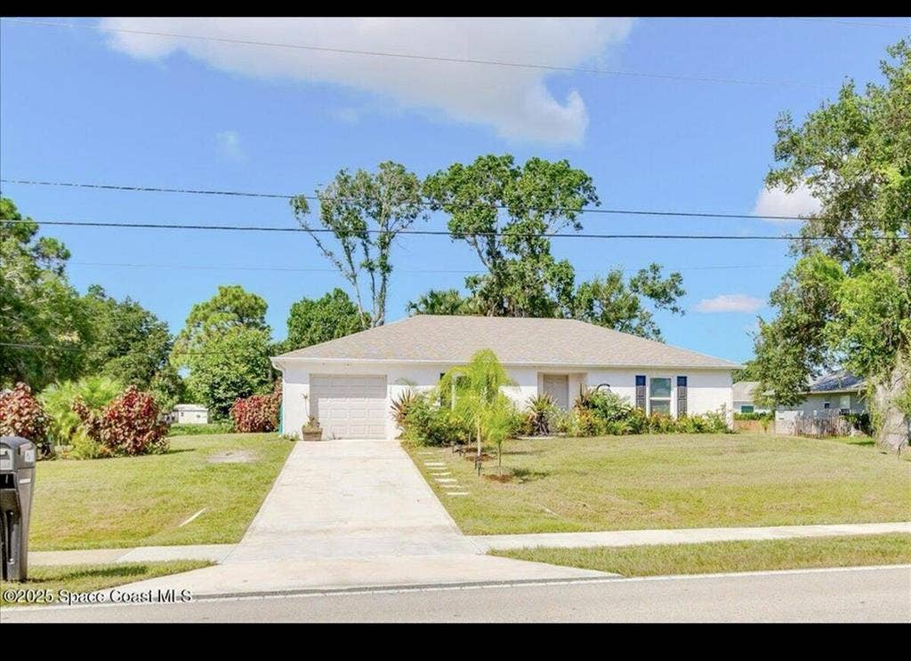 ROOM FOR RENT IN SEBASTIAN/ $900mth