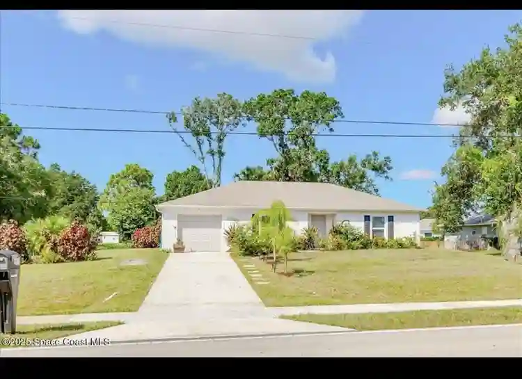 ROOM FOR RENT IN SEBASTIAN/ $900mth