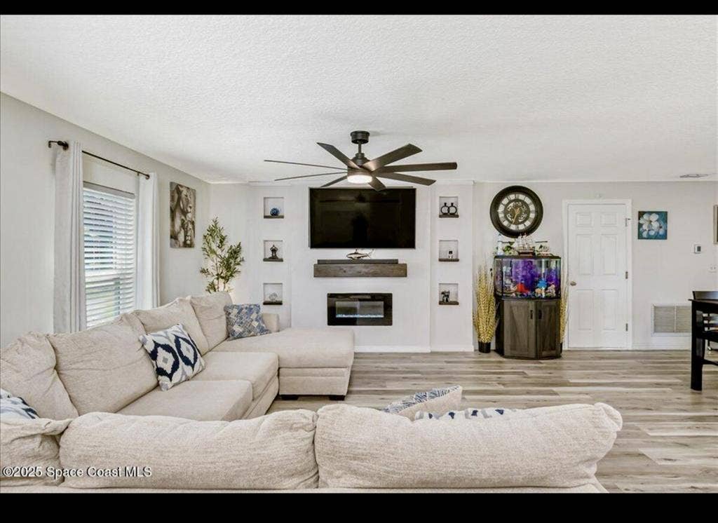 ROOM FOR RENT IN SEBASTIAN/ $900mth