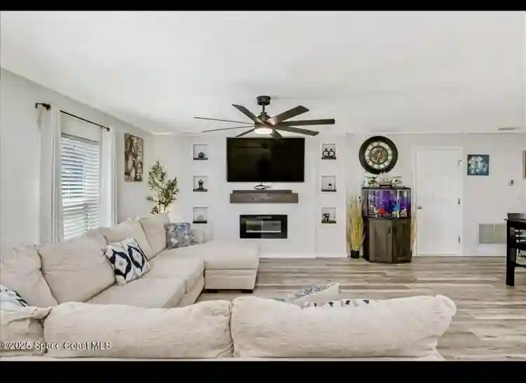 ROOM FOR RENT IN SEBASTIAN/ $900mth