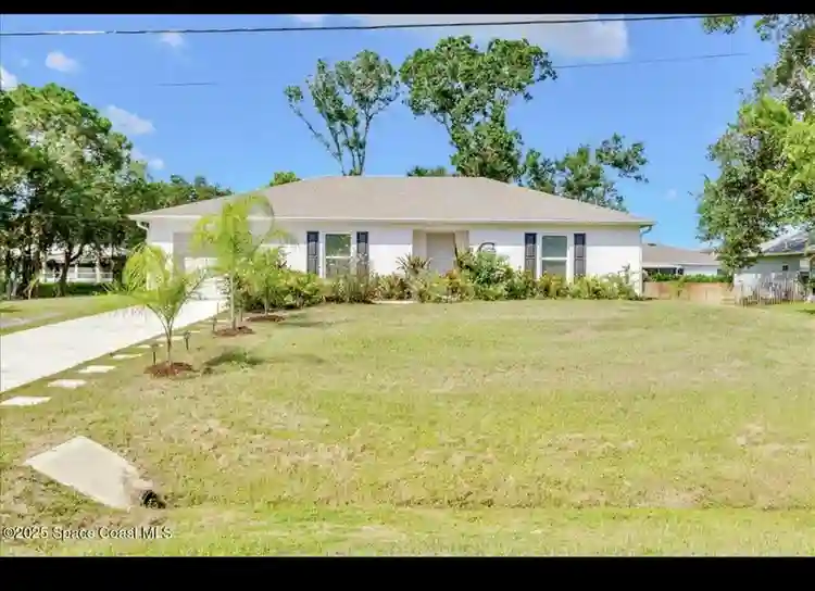 ROOM FOR RENT IN SEBASTIAN/ $900mth