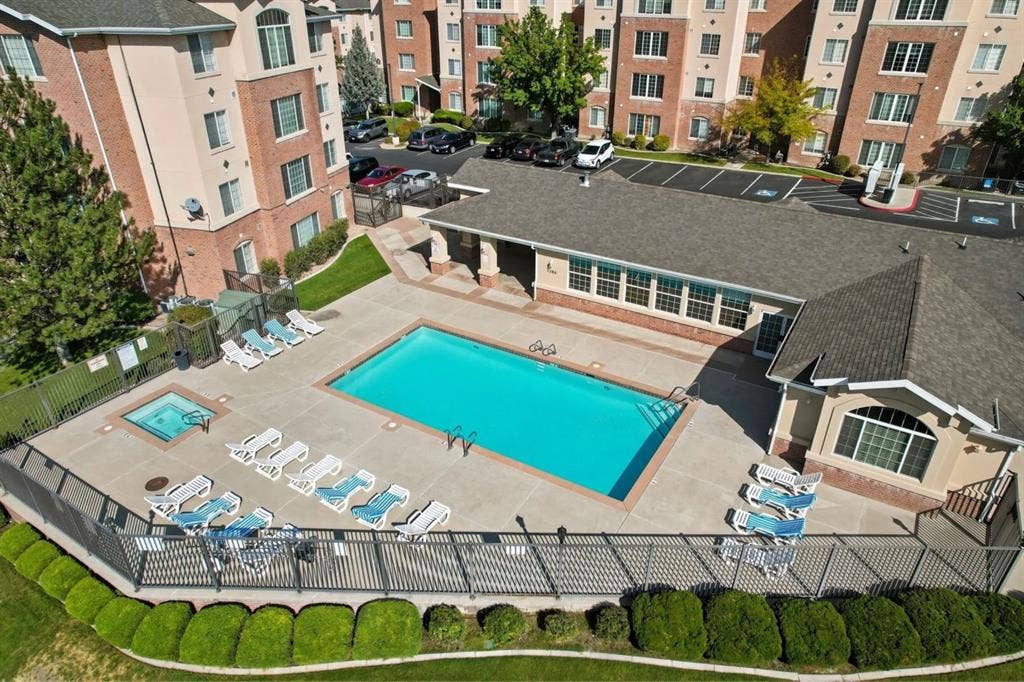 Private room-sellling lease ASAP