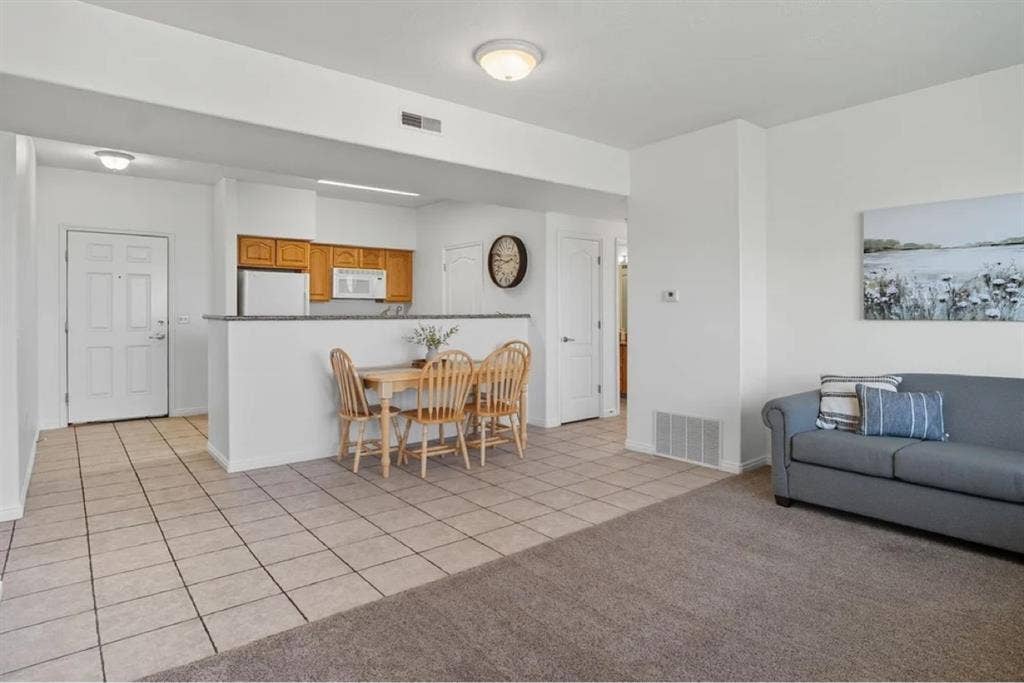 Private room-sellling lease ASAP