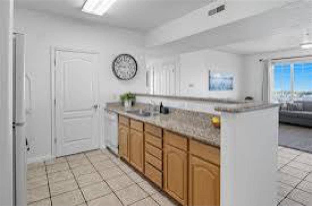 Private room-sellling lease ASAP