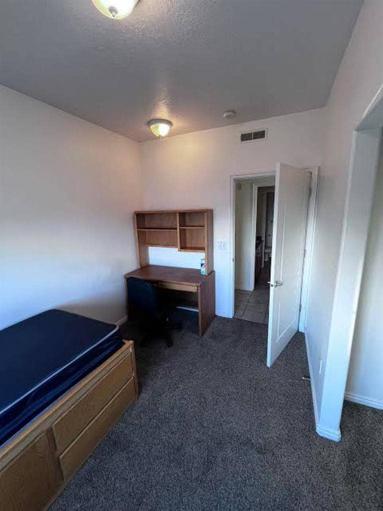Private room-sellling lease ASAP
