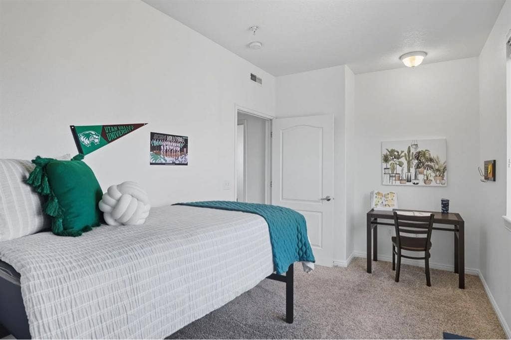 Private room-sellling lease ASAP