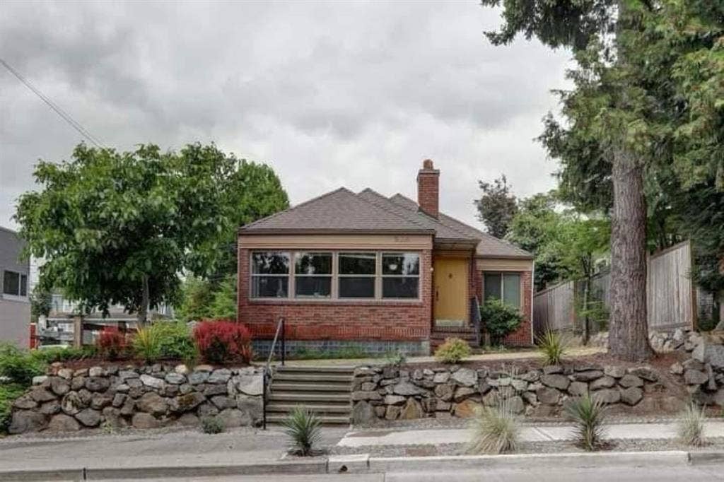 Seeking 4 new roommates!