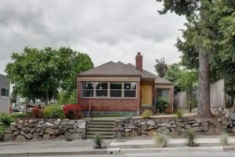 Seeking 4 new roommates!