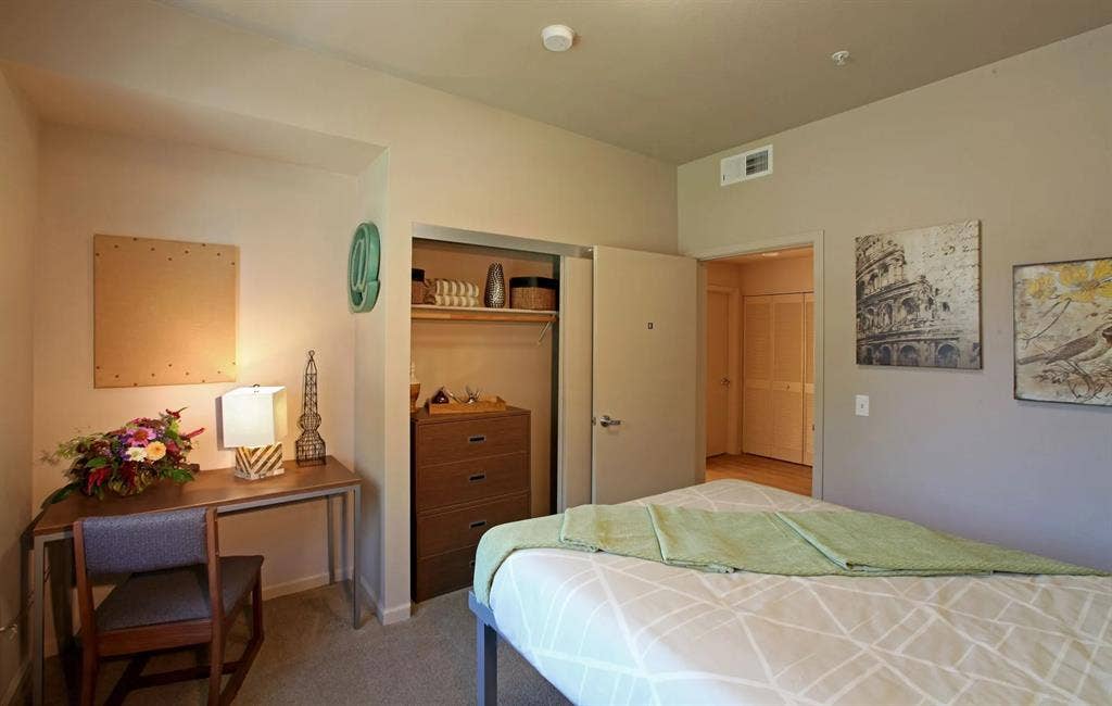 Private room (grad housing) $880/m