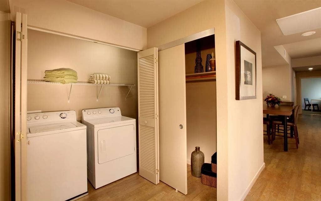 Private room (grad housing) $880/m