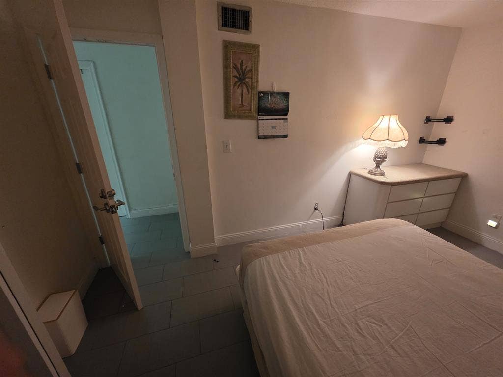 Single room with shared bath 33319