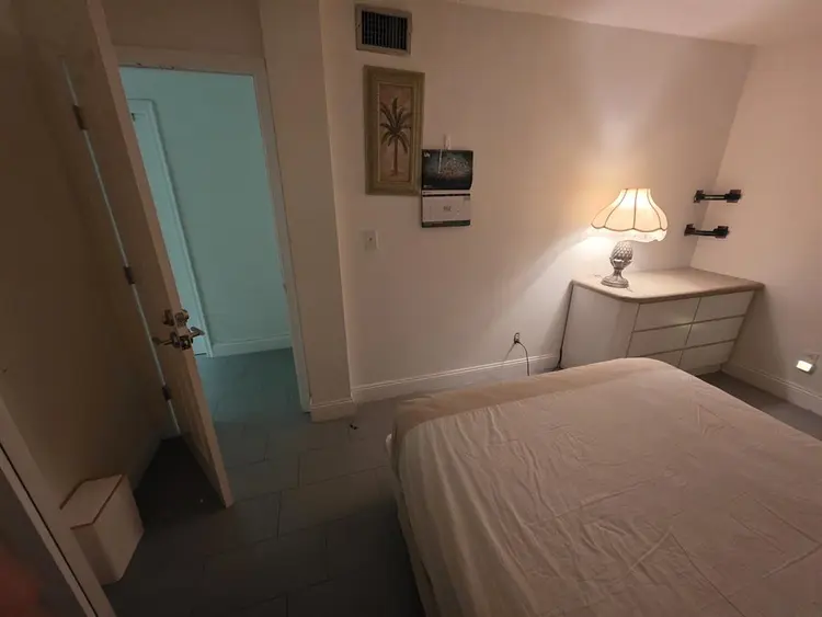 Single room with shared bath 33319