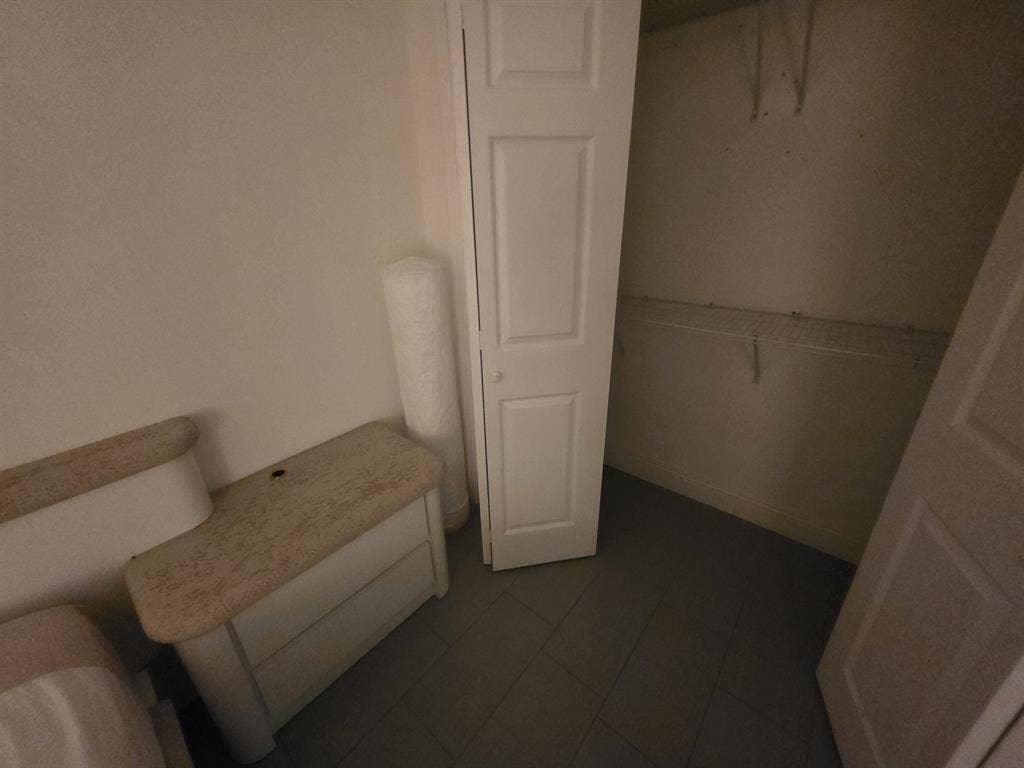Single room with shared bath 33319