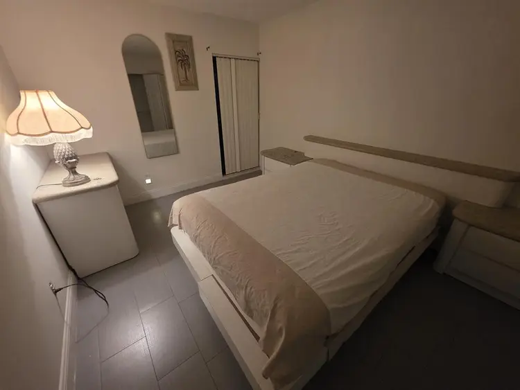 Single room with shared bath 33319