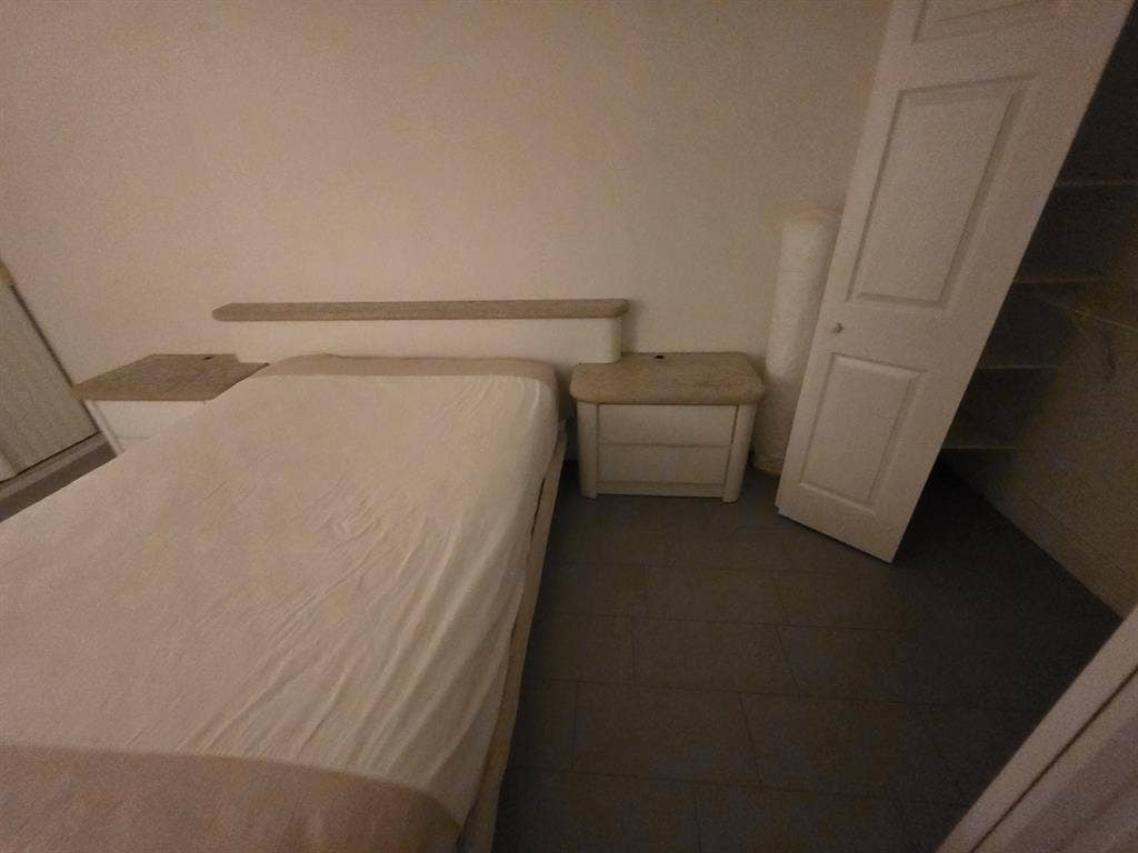 Single room with shared bath 33319