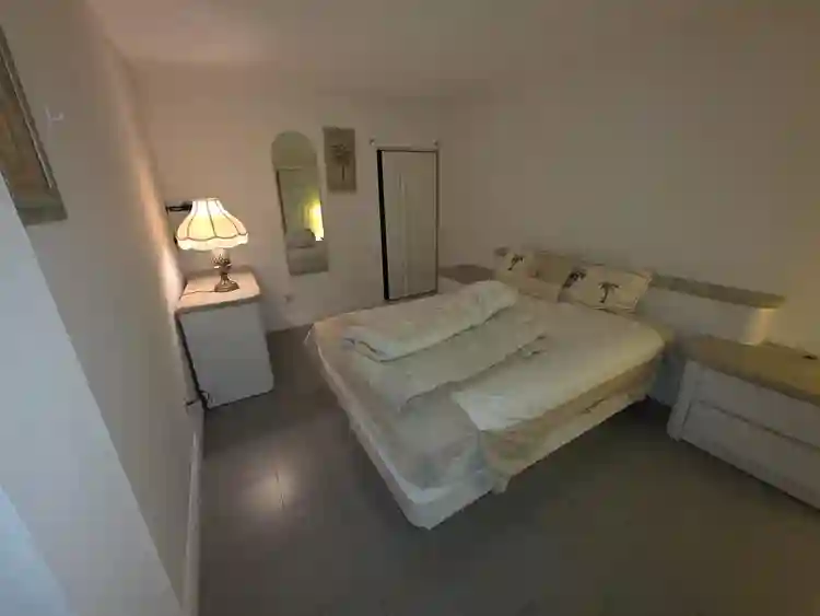 Single room with shared bath 33319