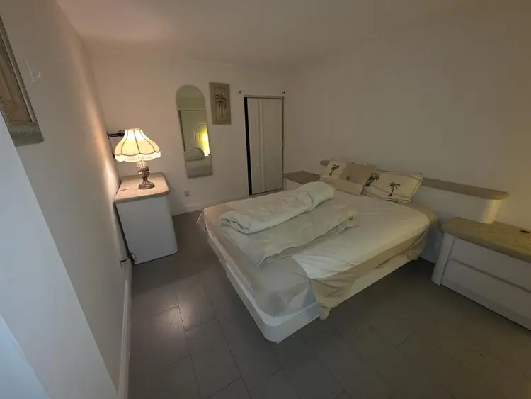 Single room with shared bath 33319