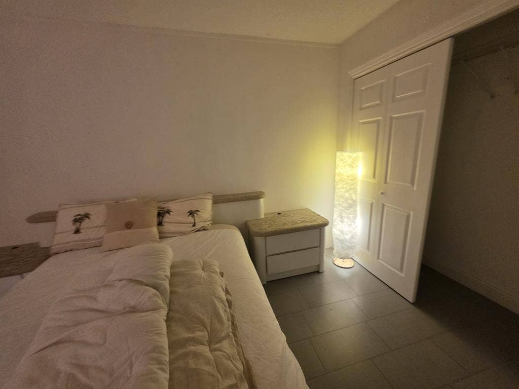 Single room with shared bath 33319