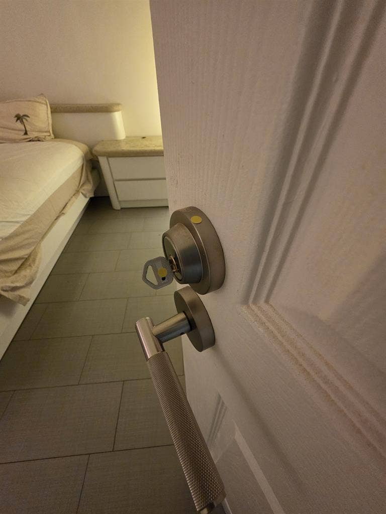 Single room with shared bath 33319