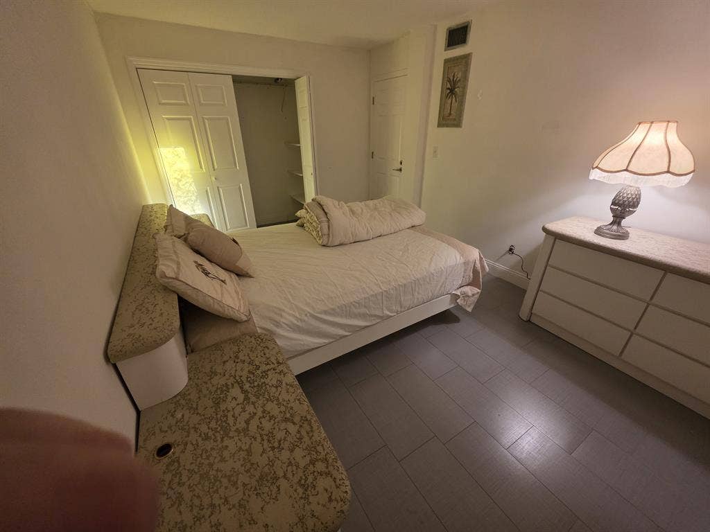 Single room with shared bath 33319