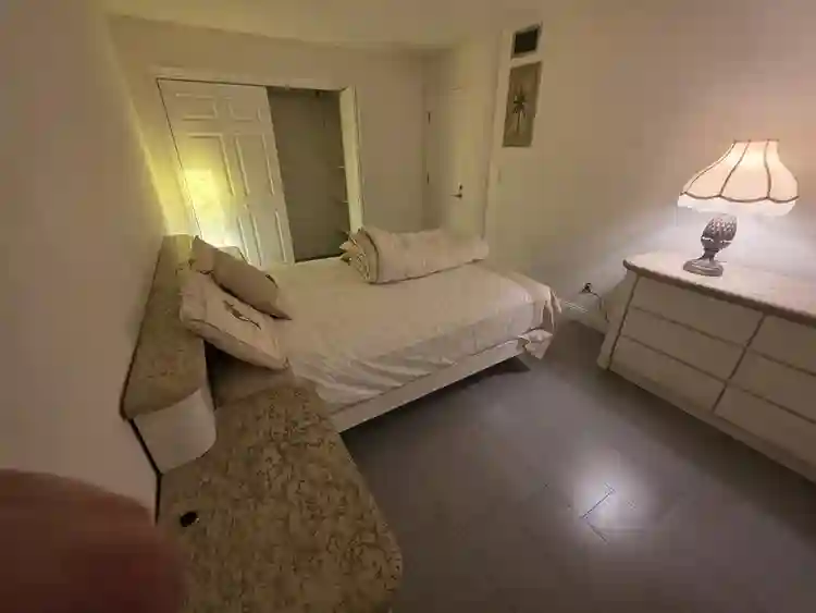 Single room with shared bath 33319