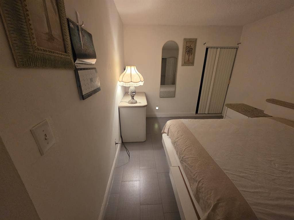 Single room with shared bath 33319