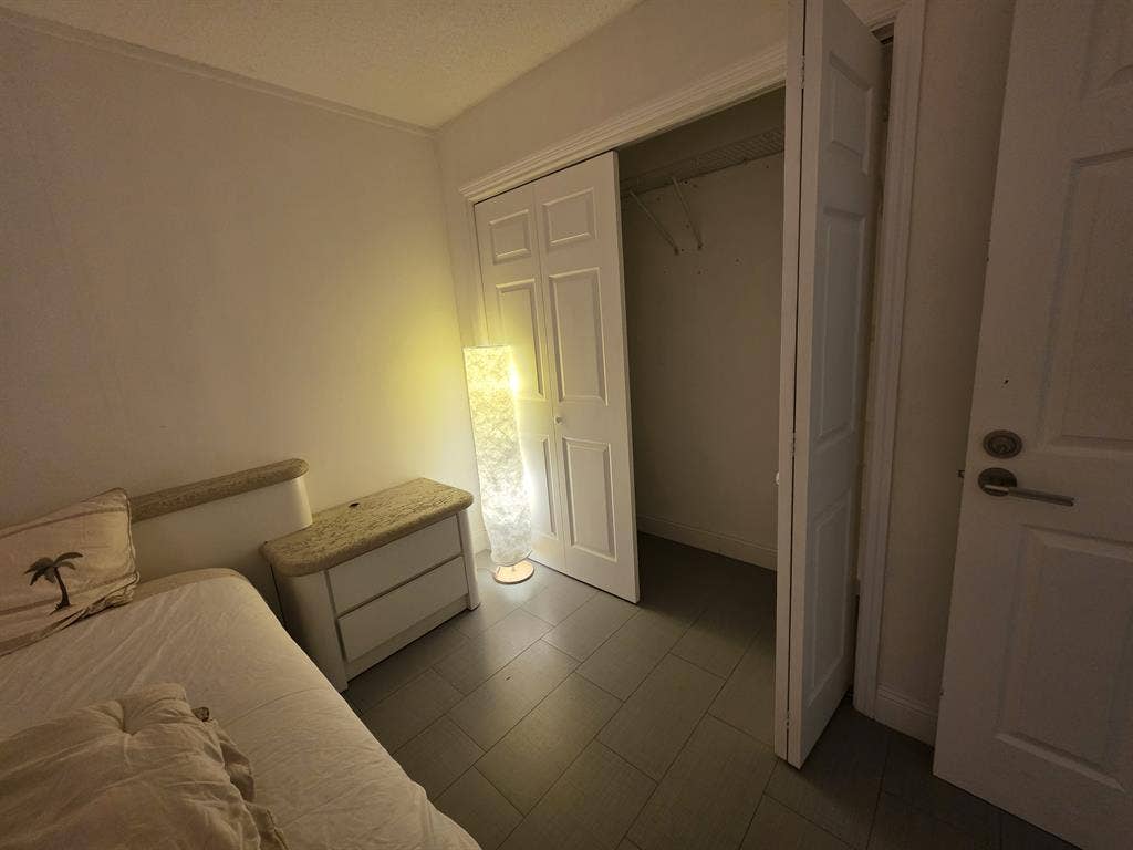 Single room with shared bath 33319