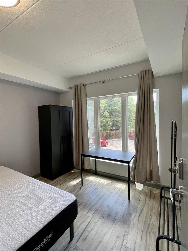 One room available for rent