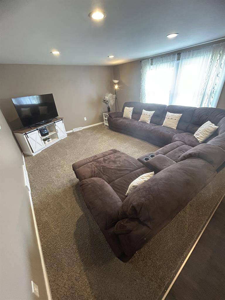 2nd Floor 3Bedr00m Apt.