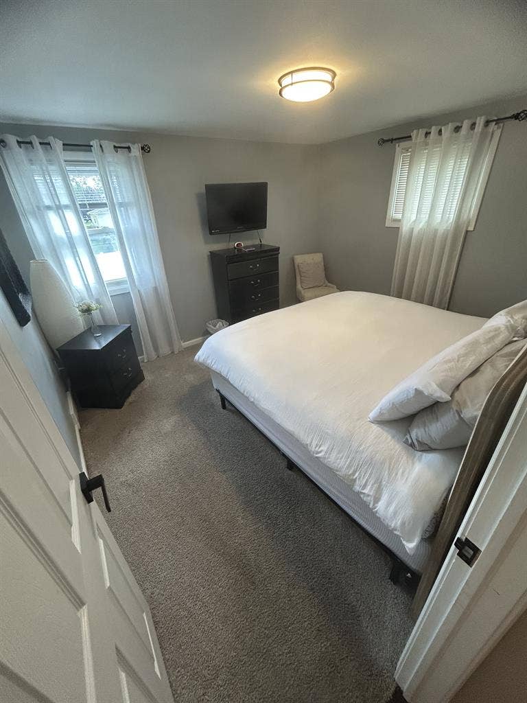 2nd Floor 3Bedr00m Apt.