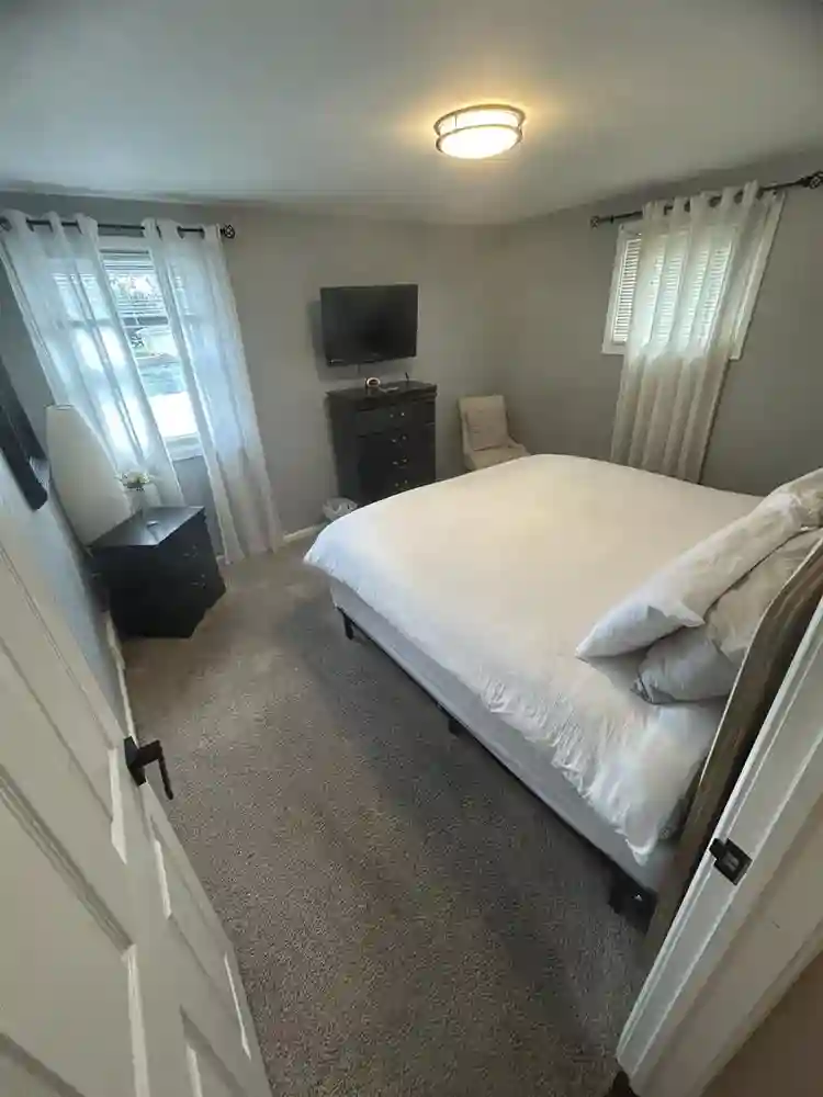 2nd Floor 3Bedr00m Apt.