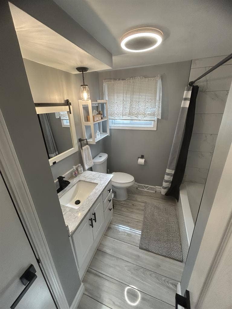 2nd Floor 3Bedr00m Apt.