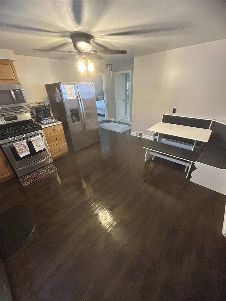 2nd Floor 3Bedr00m Apt.