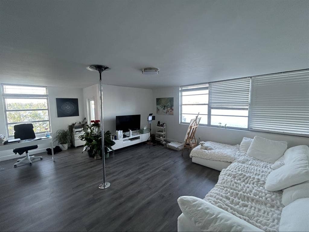 Looking for a female roomate