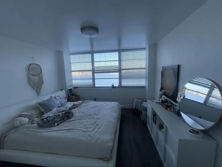 Looking for a female roomate