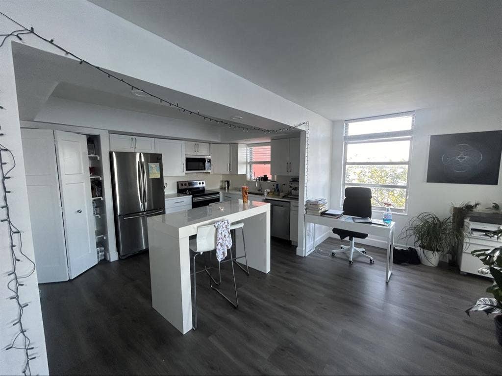 Looking for a female roomate