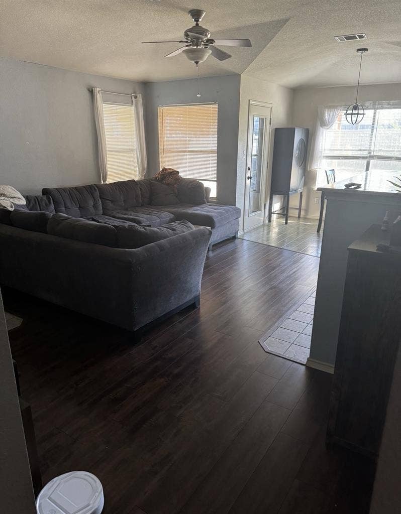 Looking for chill roommates 😎
