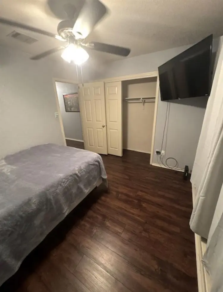 Looking for chill roommates 😎