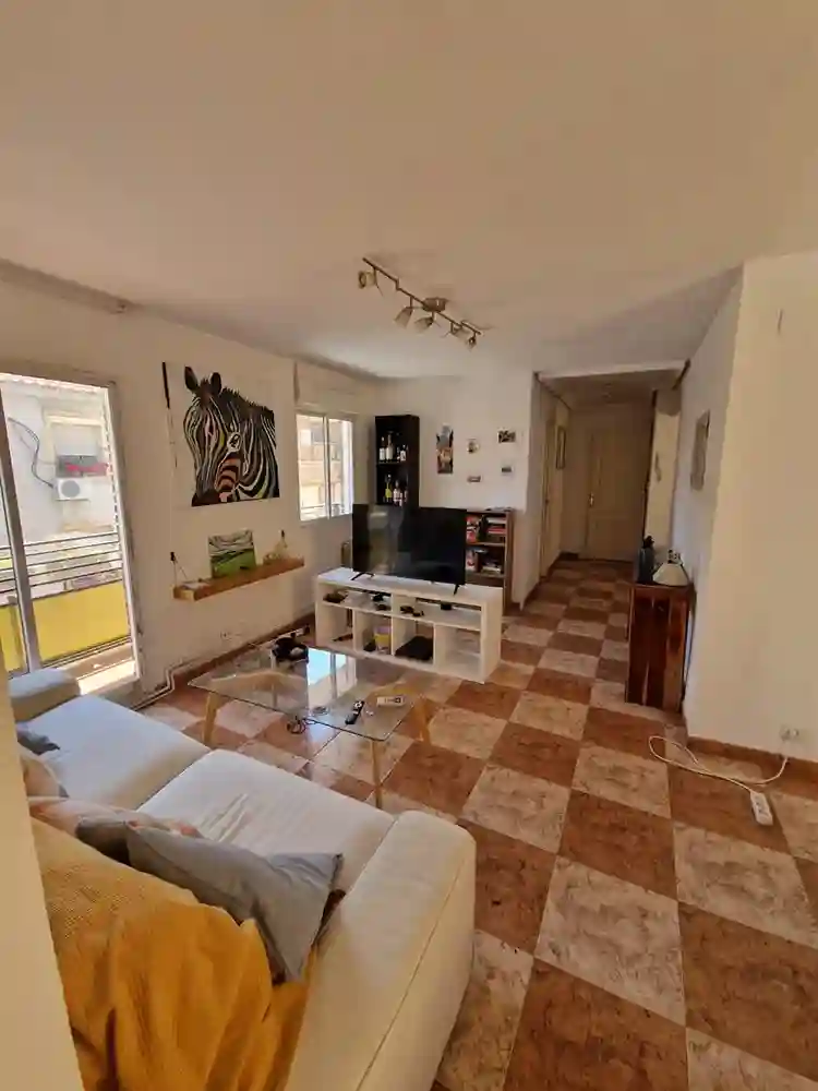 Habitación amplia en piso compartid