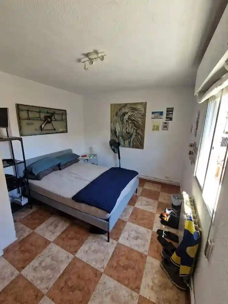 Habitación amplia en piso compartid