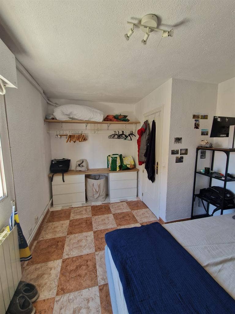 Habitación amplia en piso compartid