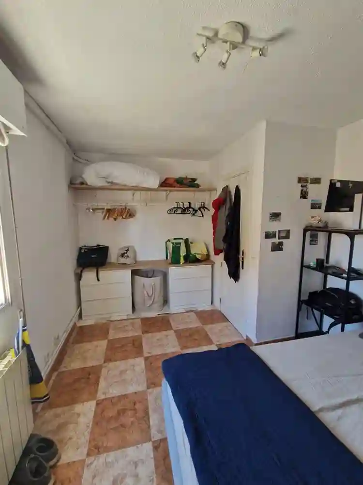 Habitación amplia en piso compartid