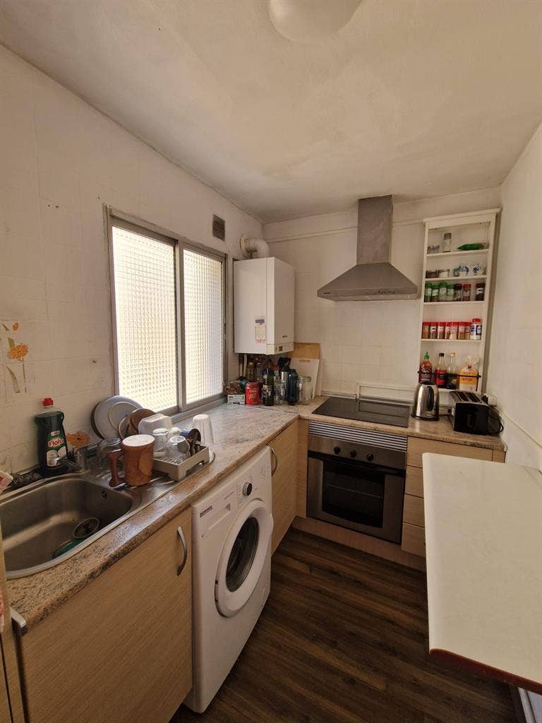 Habitación amplia en piso compartid