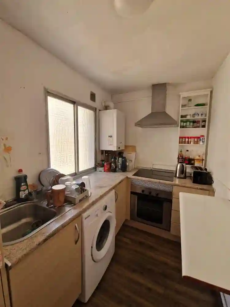 Habitación amplia en piso compartid