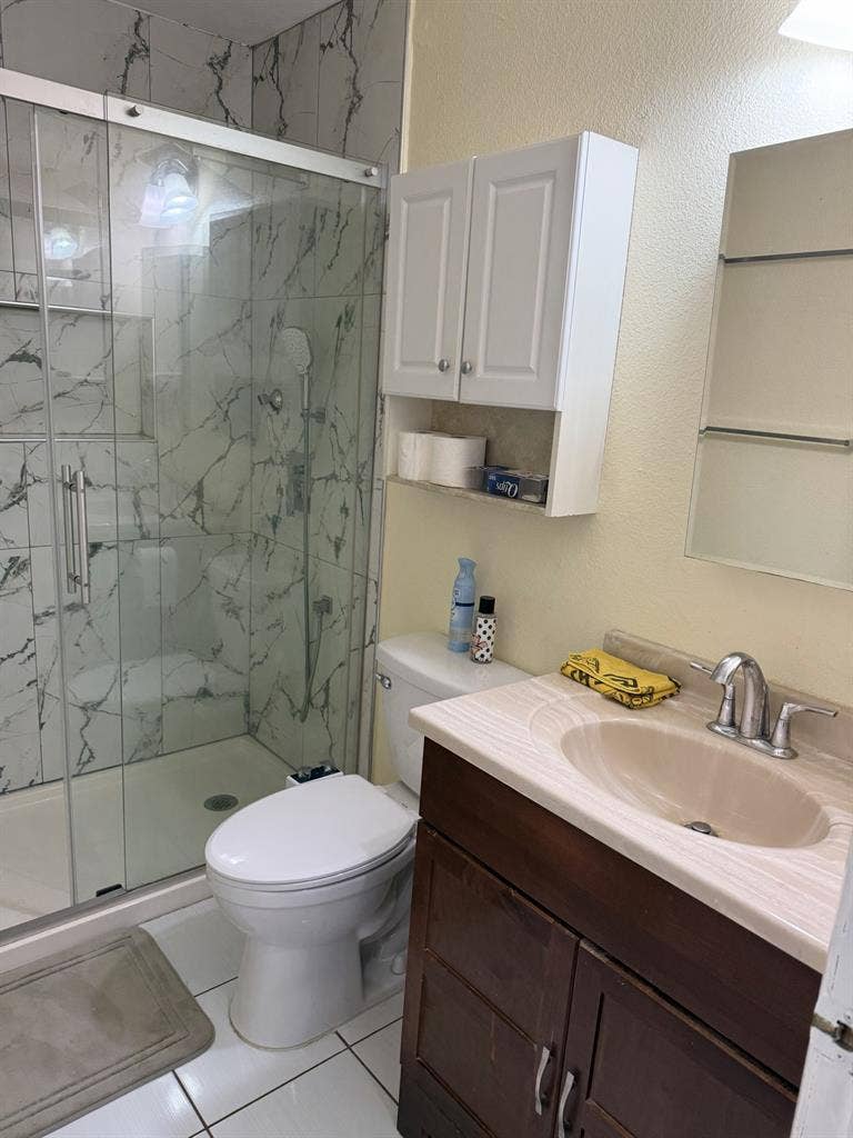 1 Nice bedroom available moving in